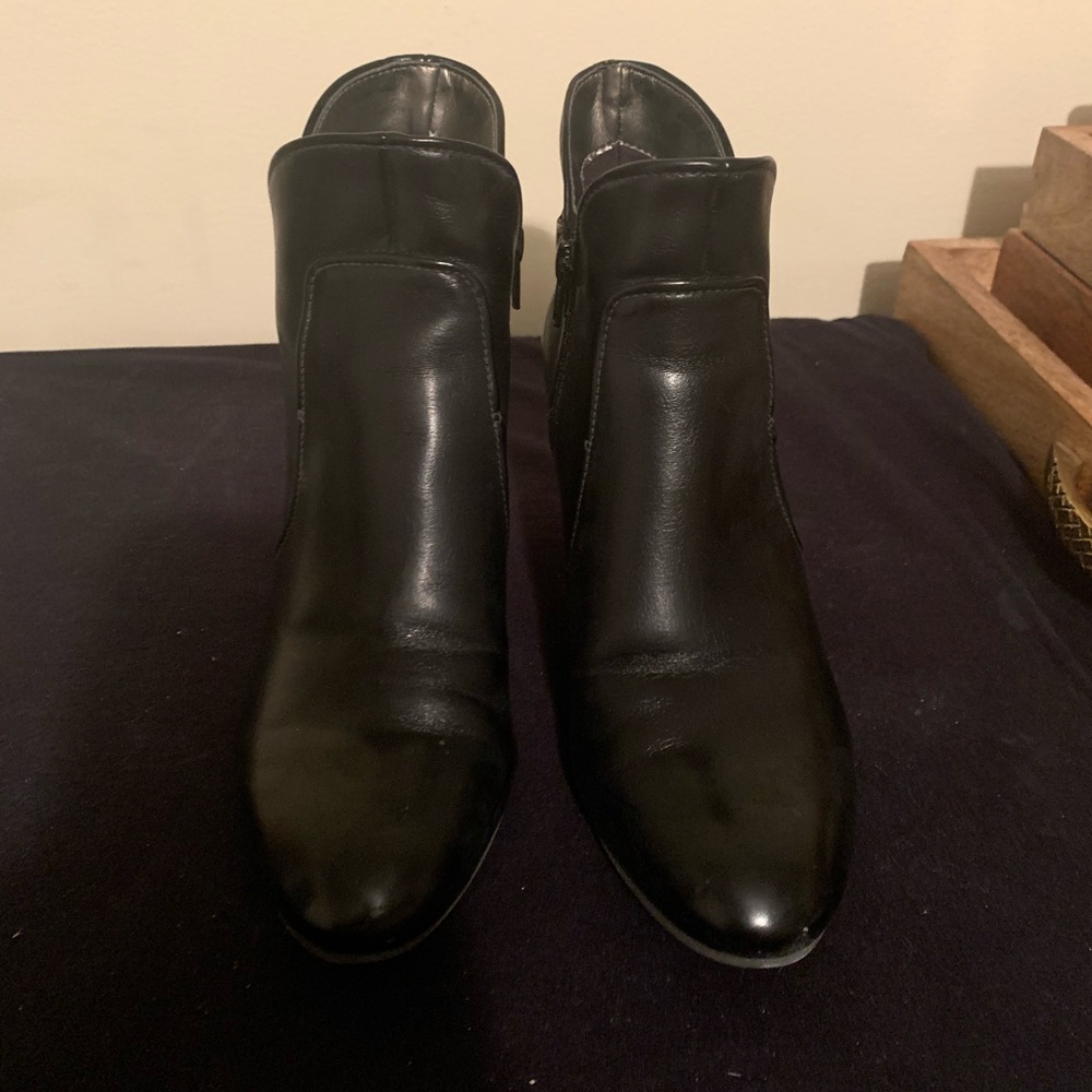 Black booties with side zipper 7.5m